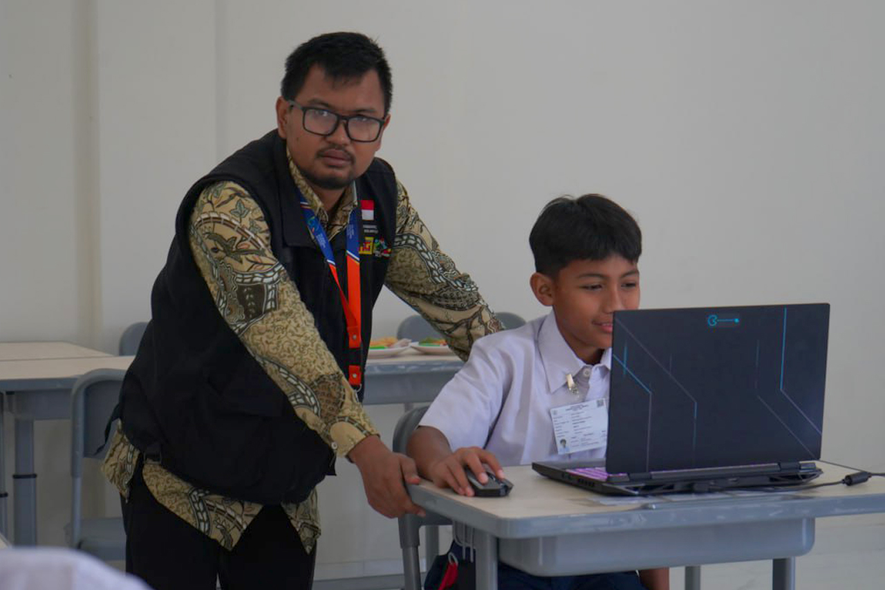Pengawas mendampingi santri saat ANBK