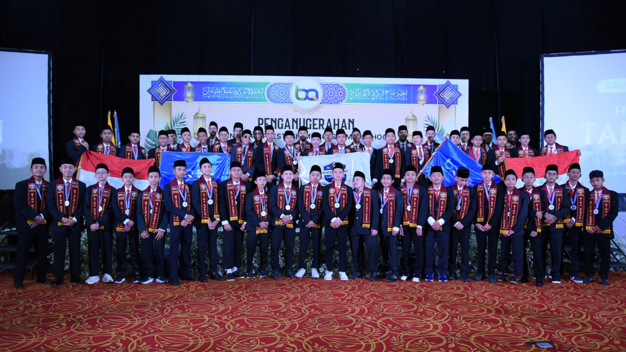Foto bersama santri angkatan pertama di acara Haflut Takhrij