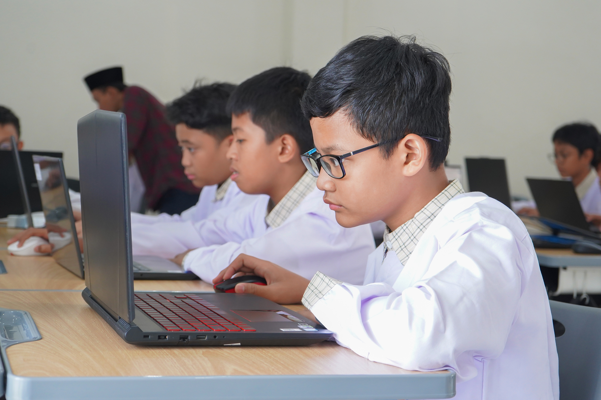 Santri mengerjakan ANBK di laptop