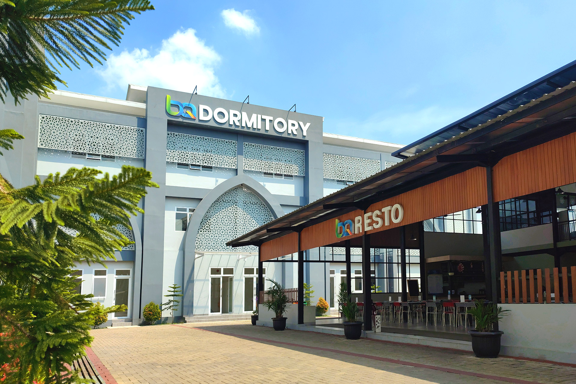 Gedung asrama dan BQ Resto dilihat dari halaman