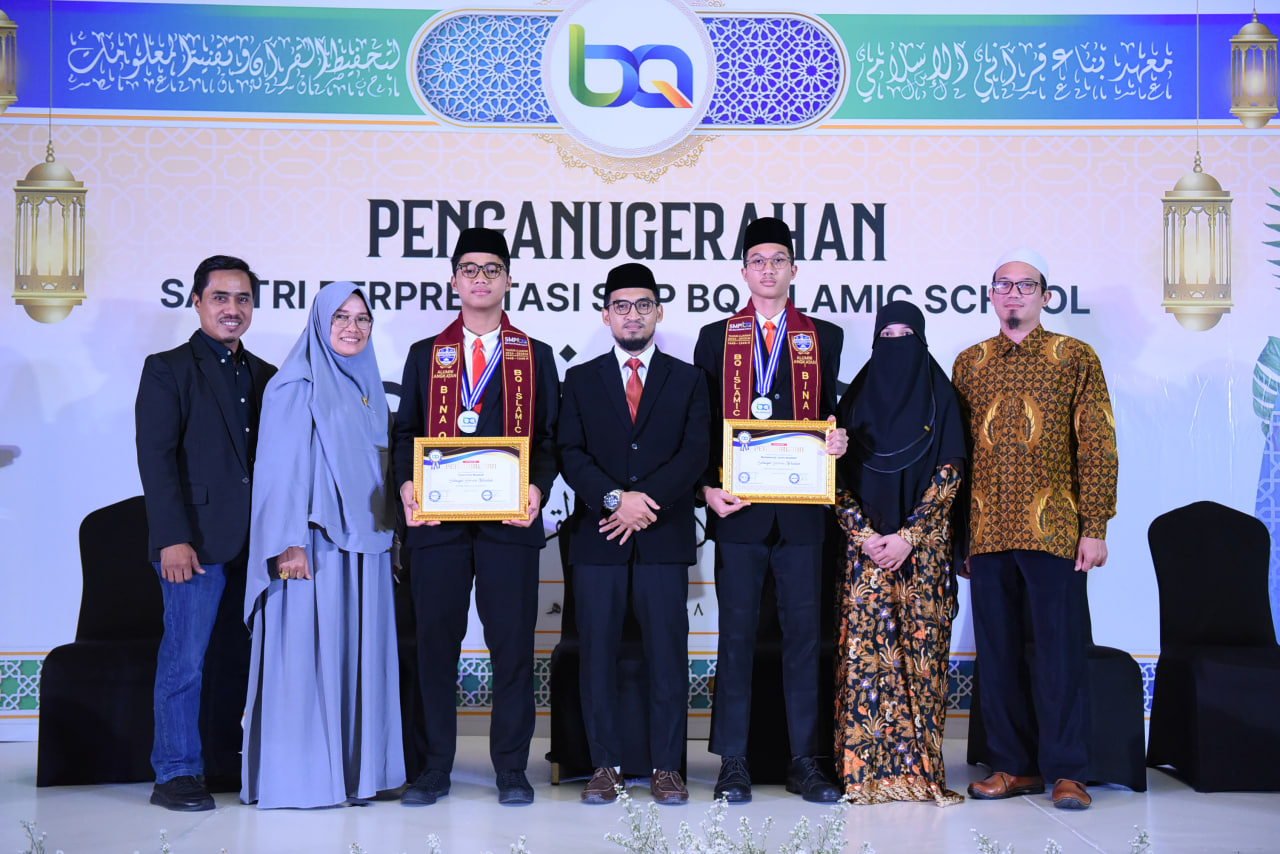 Santri berprestasi menerima piagam bersama guru dan orang tua