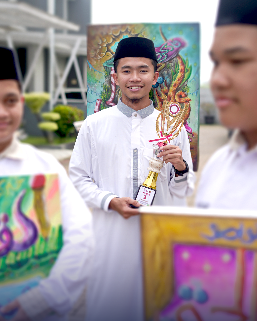Ust. Dwi Cahyo Setiaji memegang piala juara 1 lomba kaligrafi