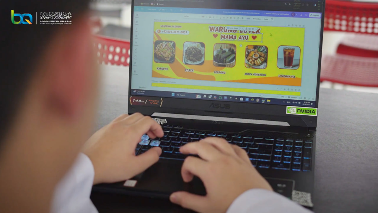 Santri mendesain spanduk Warung Lotek Mama Ayu di laptop