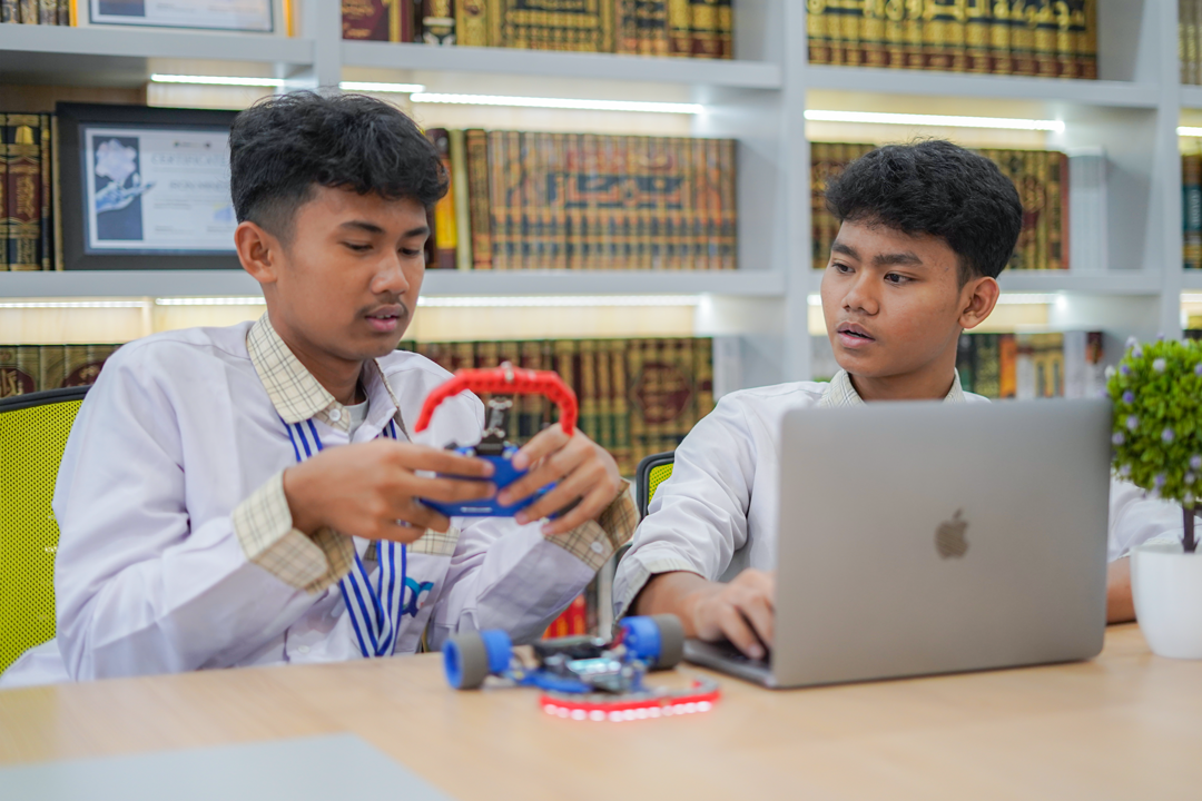 Santri merakit robot line follower di perpustakaan