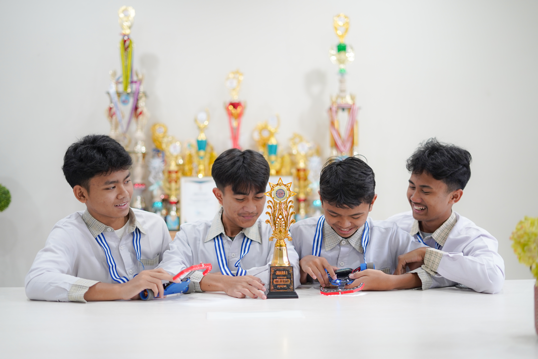 Prestasi Robotik Santri SMP BQ di Ajang ARS TroBot 2025