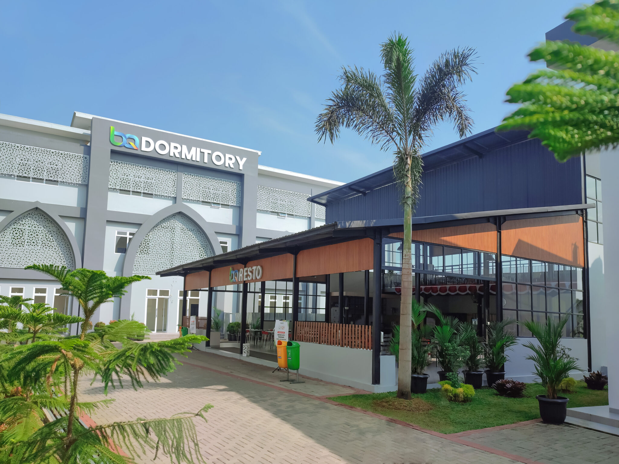 Gedung asrama dan BQ Resto
