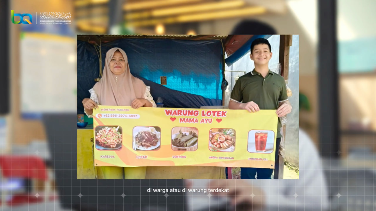 Pemilik Warung Lotek Mama Ayu dan santri memegang spanduk buatan santri