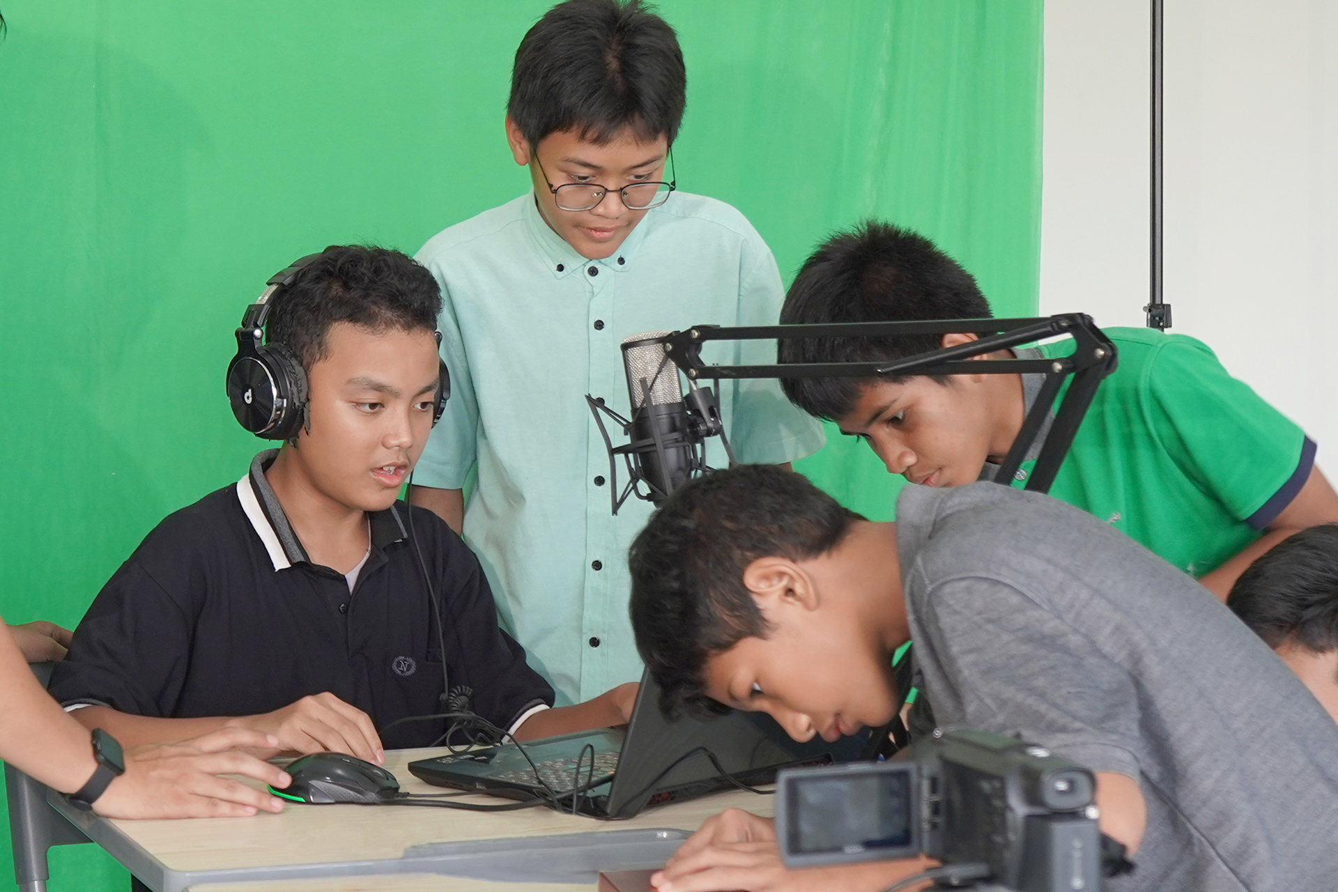 Santri membuat konten di studio green screen