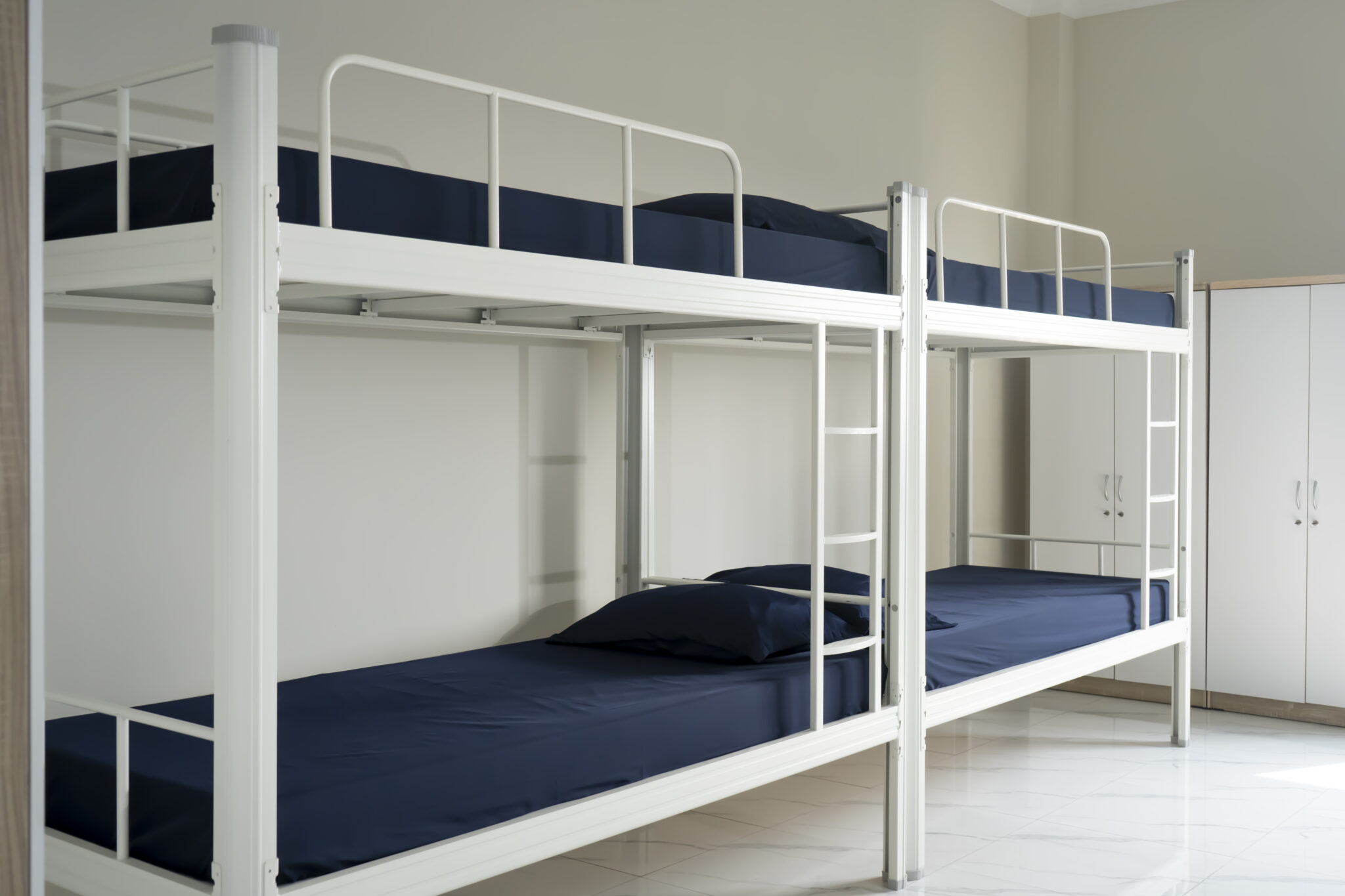 Ranjang susun di kamar asrama